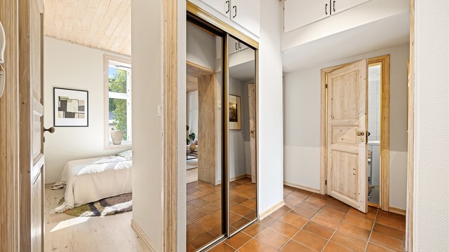 Entréen har en praktisk utforming med god plass til oppbevaring av yttertøy og sko i skyvedørsgarderobe. Ekstra lagringsplass i himling.