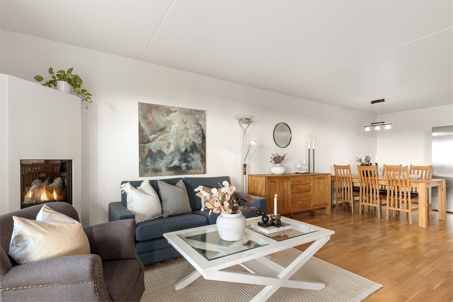 Romslig stue med gasspeis 