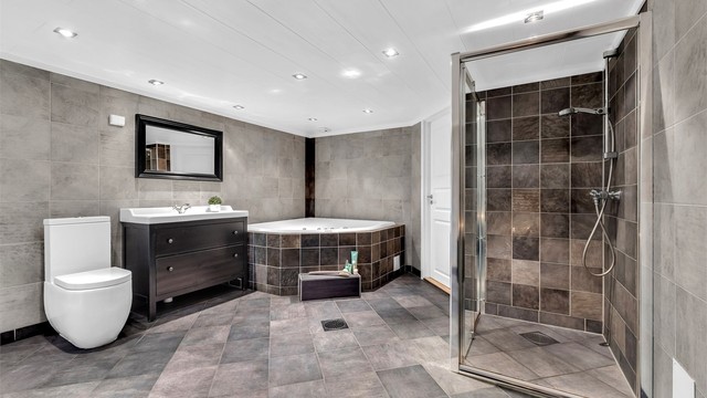 Baderommet i kjelleren ble ifølge selger pusset opp i 2008 og har fliser med gulvvarme, samt downlights i taket. Badet har et stort innbydende boblebadekar som er perfekt for både liten og stor