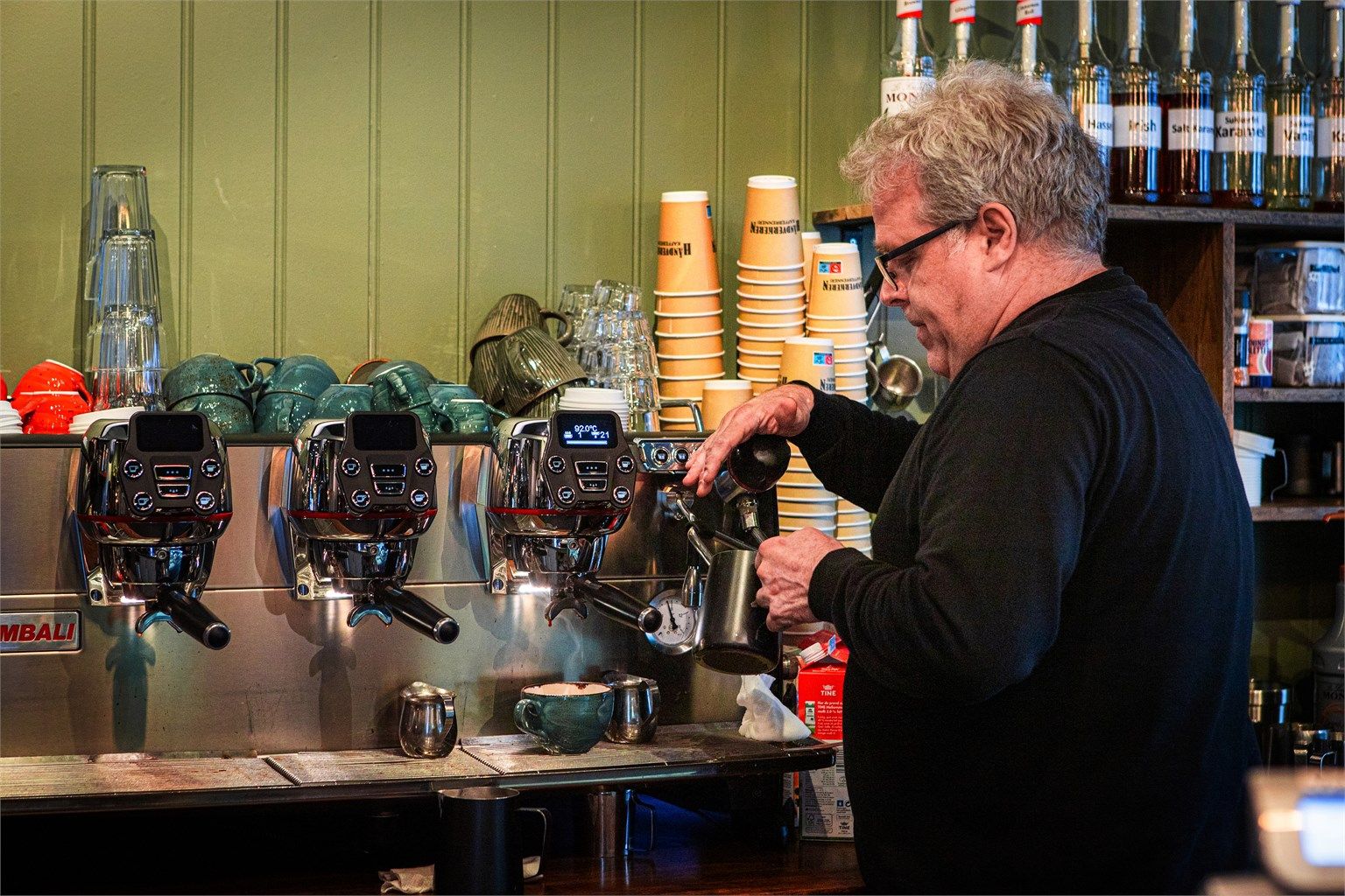 Kaffebrenneriet byr på lokalbrente kaffebønner og en hyggelig møteplass like ved torget.