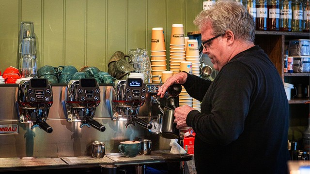Kaffebrenneriet byr på lokalbrente kaffebønner og en hyggelig møteplass like ved torget.