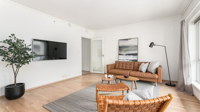 Leiligheten ble oppført med god standard for byggeåret. Alle rom har vannbåren gulvvarme tilknyttet fjernvarme.