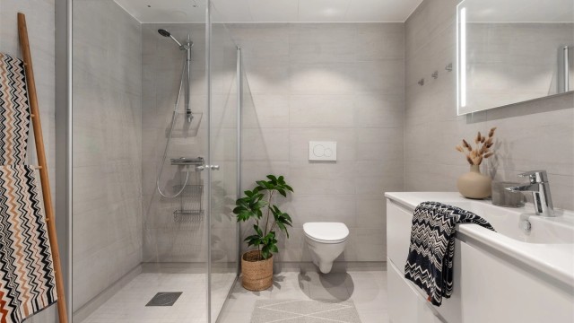 Bad fra byggeår. Flislagt gulv med gulvvarme og flislagte vegger. Platelagt himlingsflate med downlights.