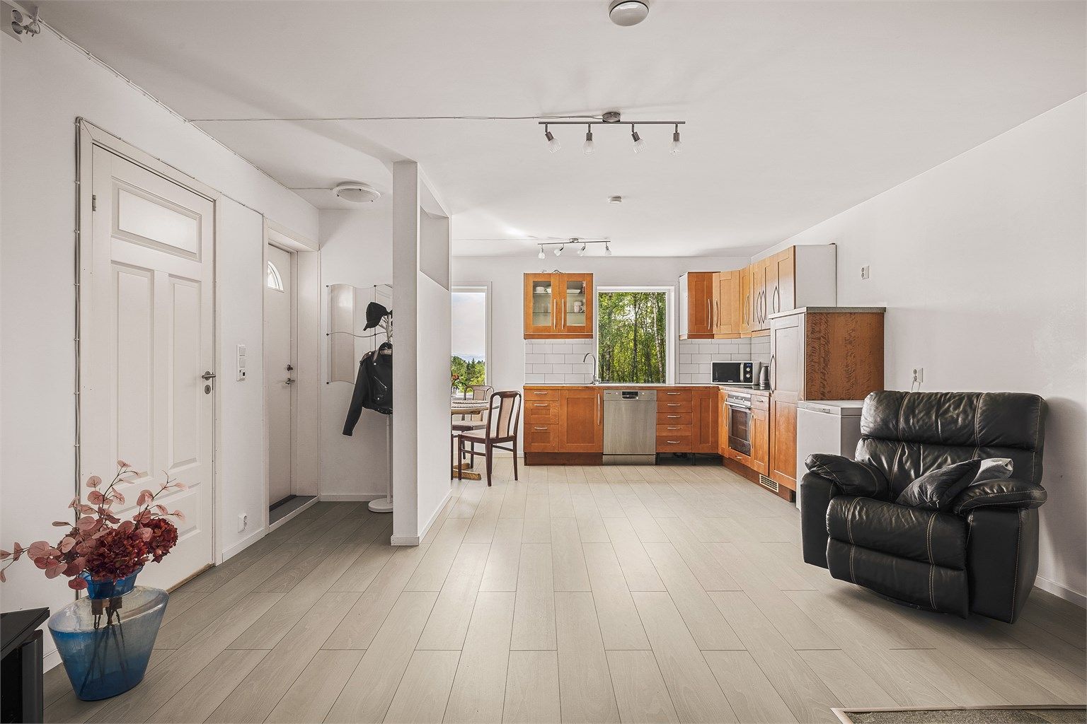 Boligens hybelleilighet i første etasje. Med egen inngang, og praktisk løsningsplan.