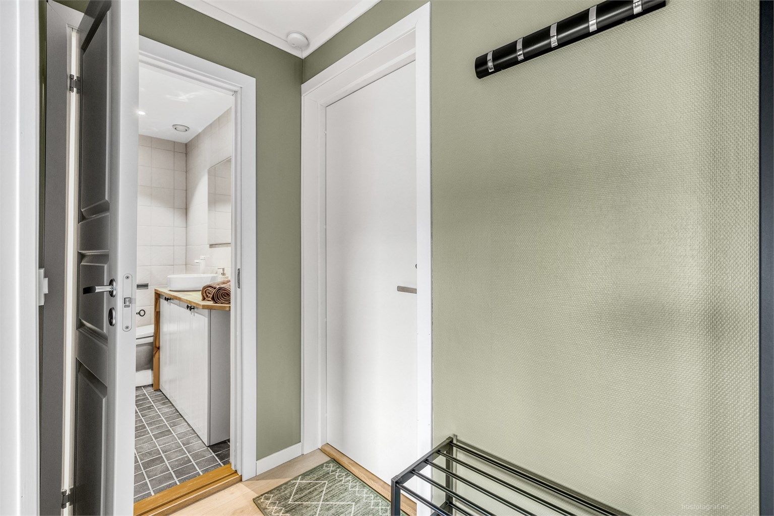 Fra entréen er det direkte adkomst til leilighetens bad.