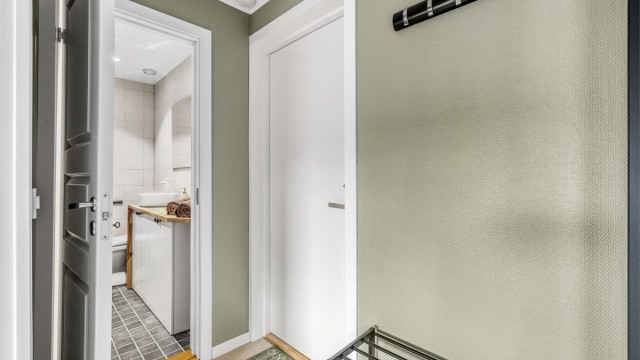 Fra entréen er det direkte adkomst til leilighetens bad.