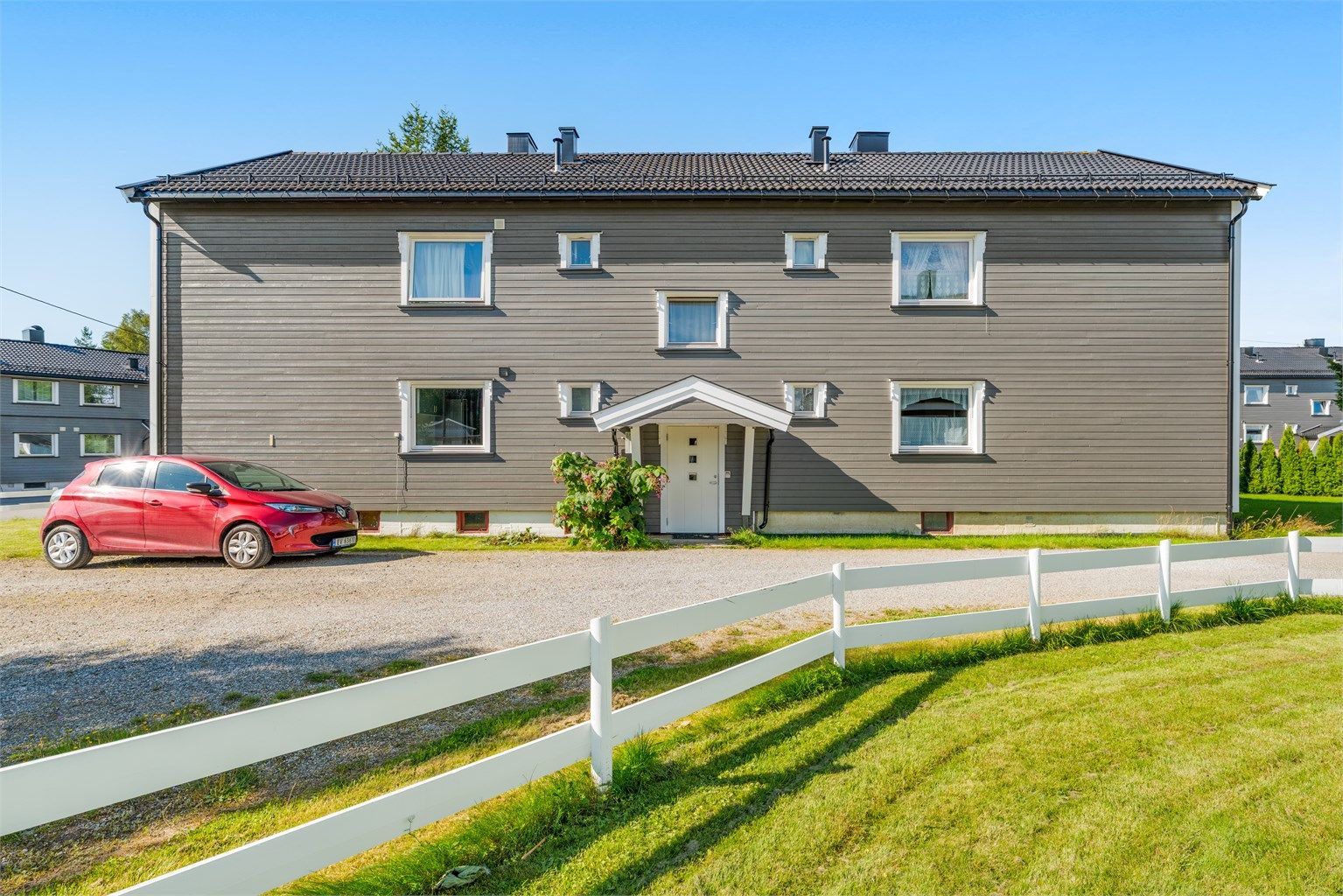 Leiligheten disponerer to pakeringsplasser på felles gårdsplass.