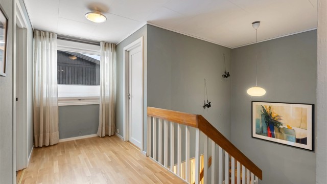 Tretrappen leder opp til en lys og romslig gang i andre etasje.