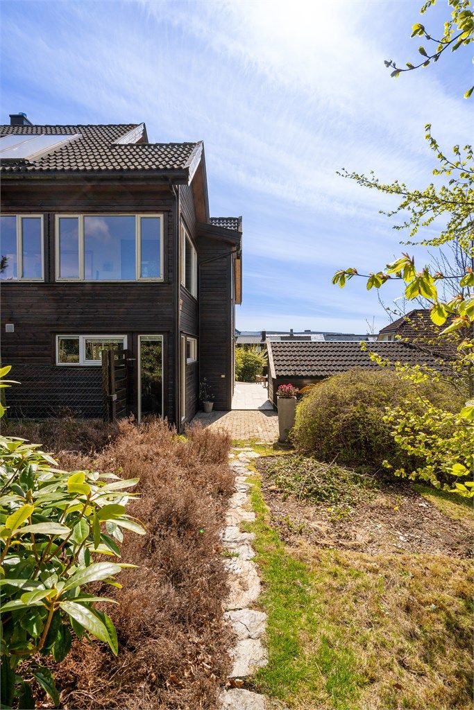 Tomten strekker seg rundt boligen. På baksiden av boligen er det hageflekk og bod. 