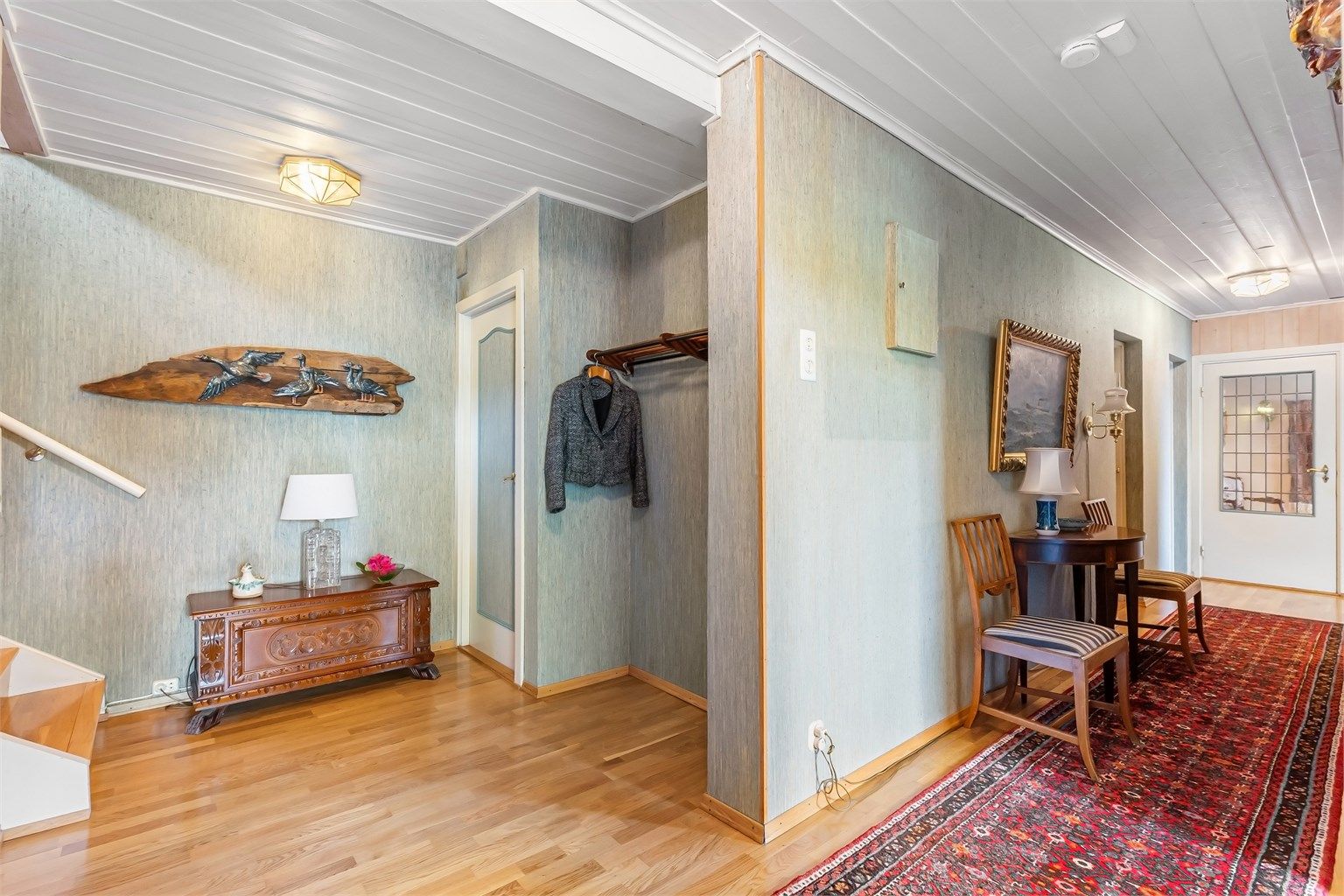 Underetasjen består av 2 soverom, stue, vaskerom, baderom, boder og entrè