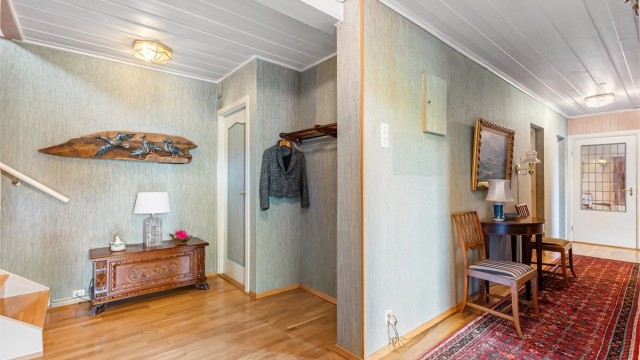 Underetasjen består av 2 soverom, stue, vaskerom, baderom, boder og entrè