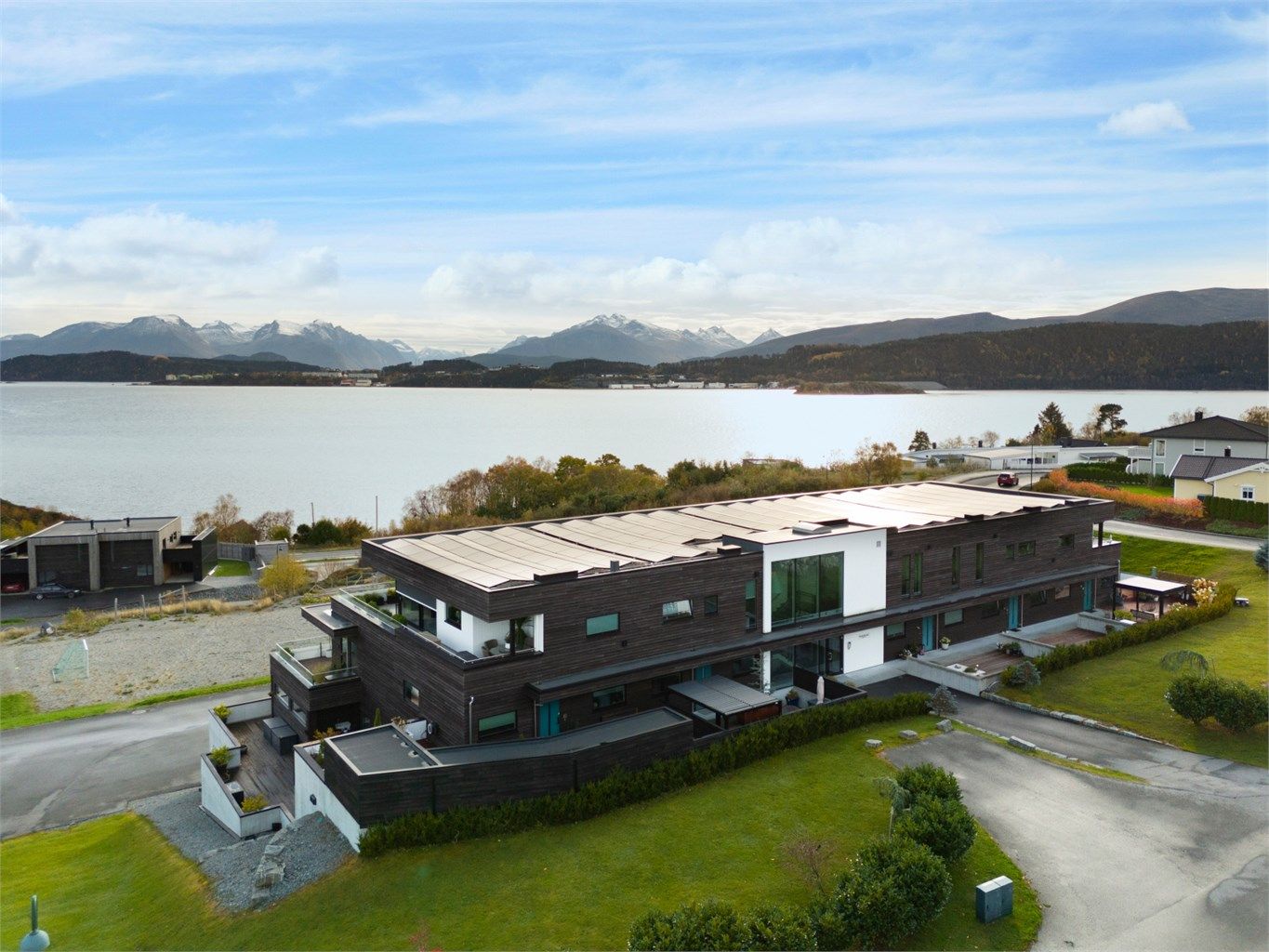 Dronebilde av fasade sett fra nord mot Ellingsøyfjorden