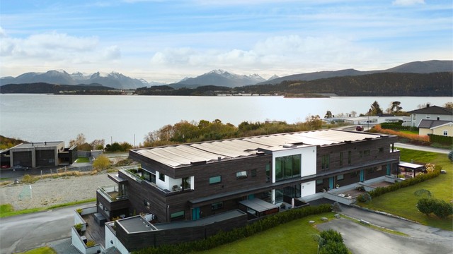 Dronebilde av fasade sett fra nord mot Ellingsøyfjorden