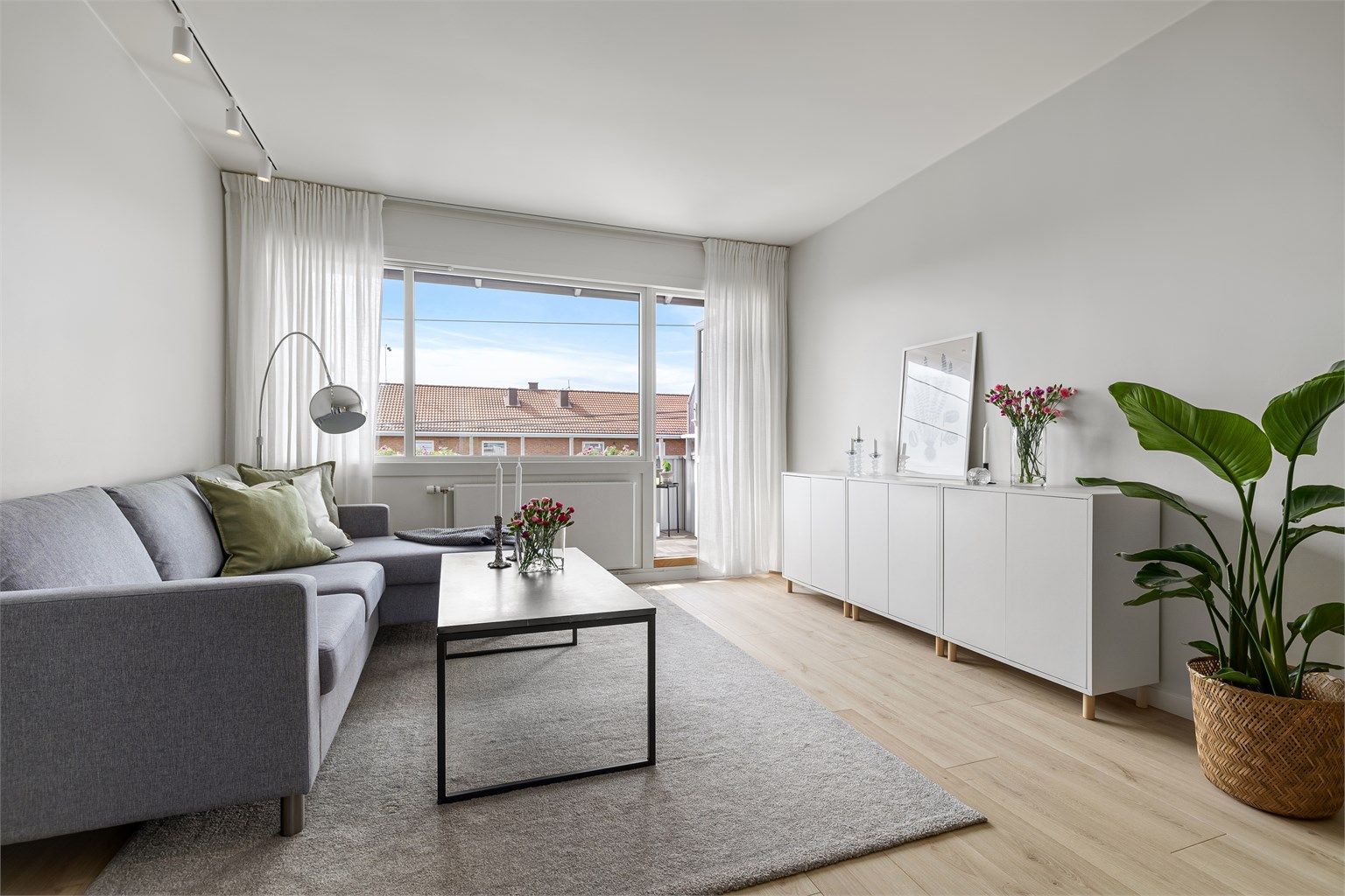 Boligen ligger i toppetasjen (4. etg) og har en gjennomgående planløsning.