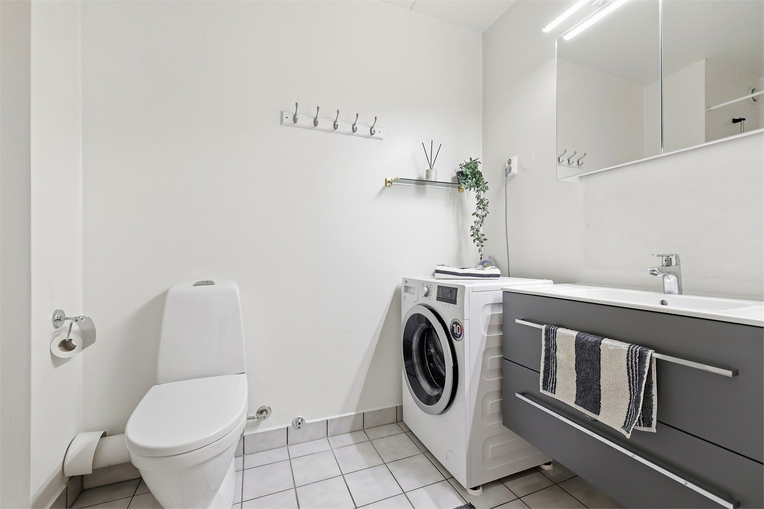 Badet har også plass til vaskemaskin i 60 cm bredde samt plasseringsmulighet for kondenstørketrommel på toppen