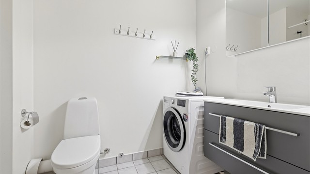Badet har også plass til vaskemaskin i 60 cm bredde samt plasseringsmulighet for kondenstørketrommel på toppen