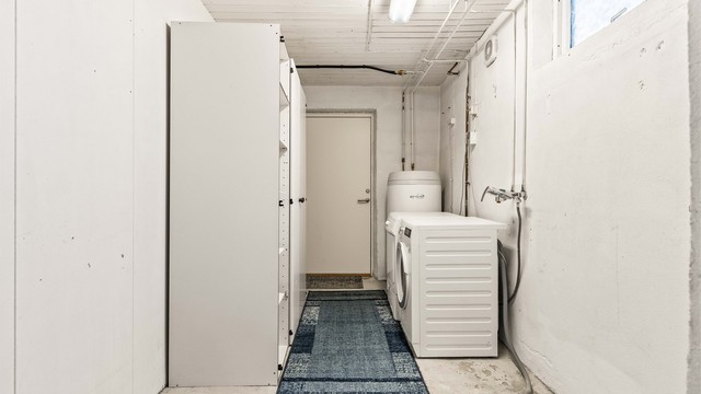 Praktisk vaskerom med gulvvarme, opplegg for vaskemaskin og egen utgang til hagen.