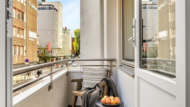 Hyggelig sørøstvendt balkong på 2 m², med utgang fra stuen. Her er det sol fra formiddag til midt på dagen på sommerstid iht selger. Gassgrill er tillatt