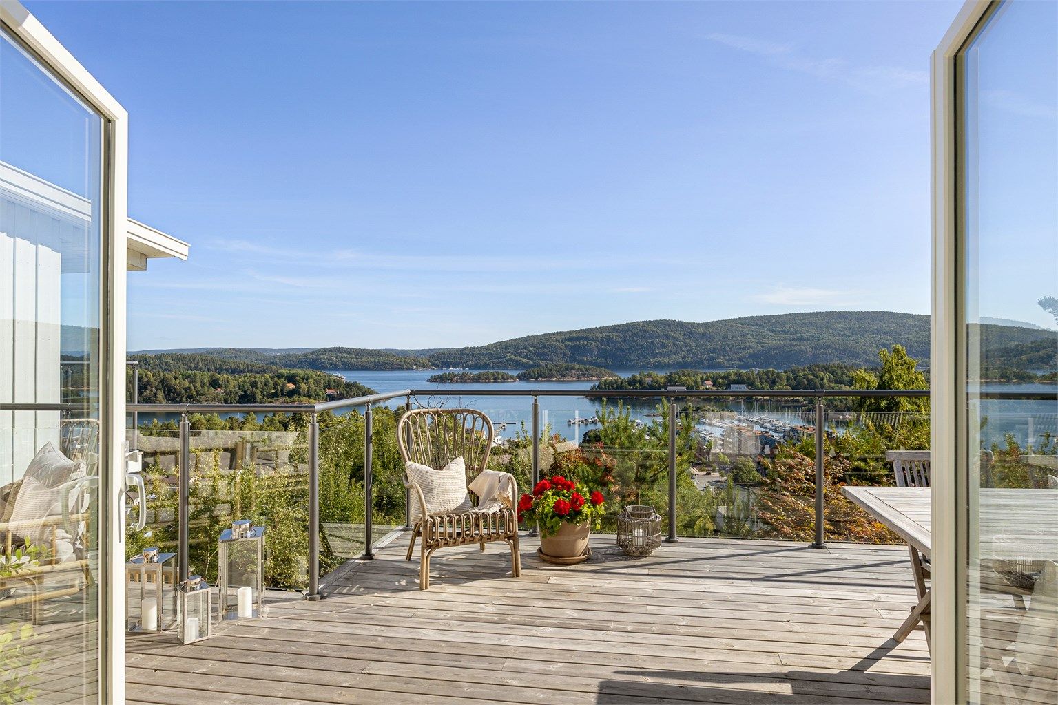 Utgang fra kjøkkenet til terrasse 