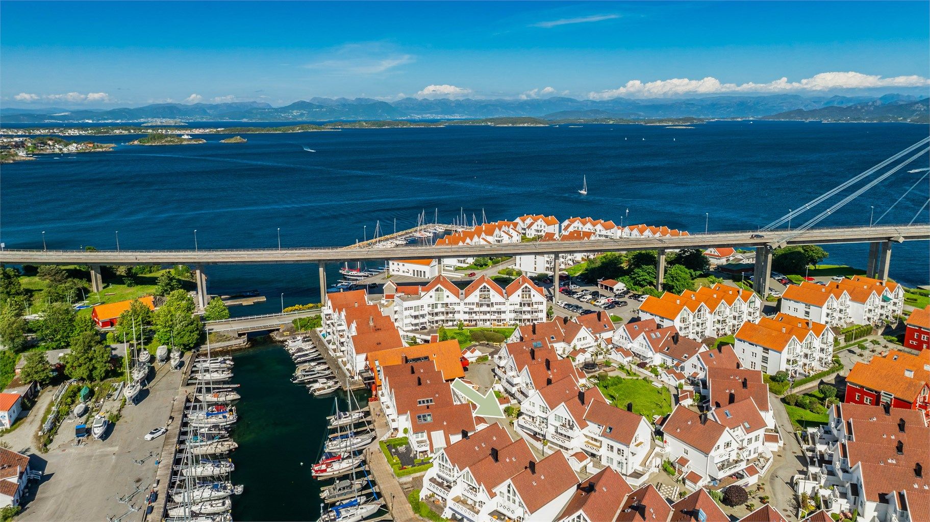 Leiligheten ligger i rad nr 2 fra sjøen. 