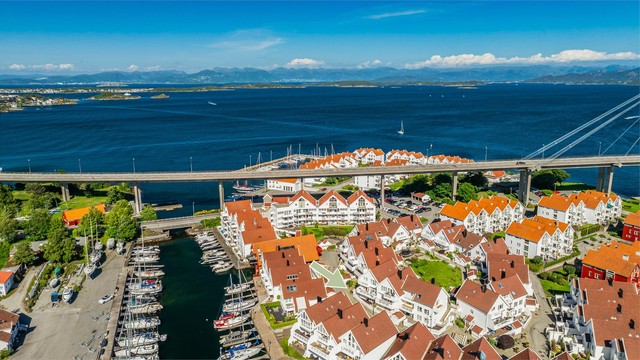 Leiligheten ligger i rad nr 2 fra sjøen.