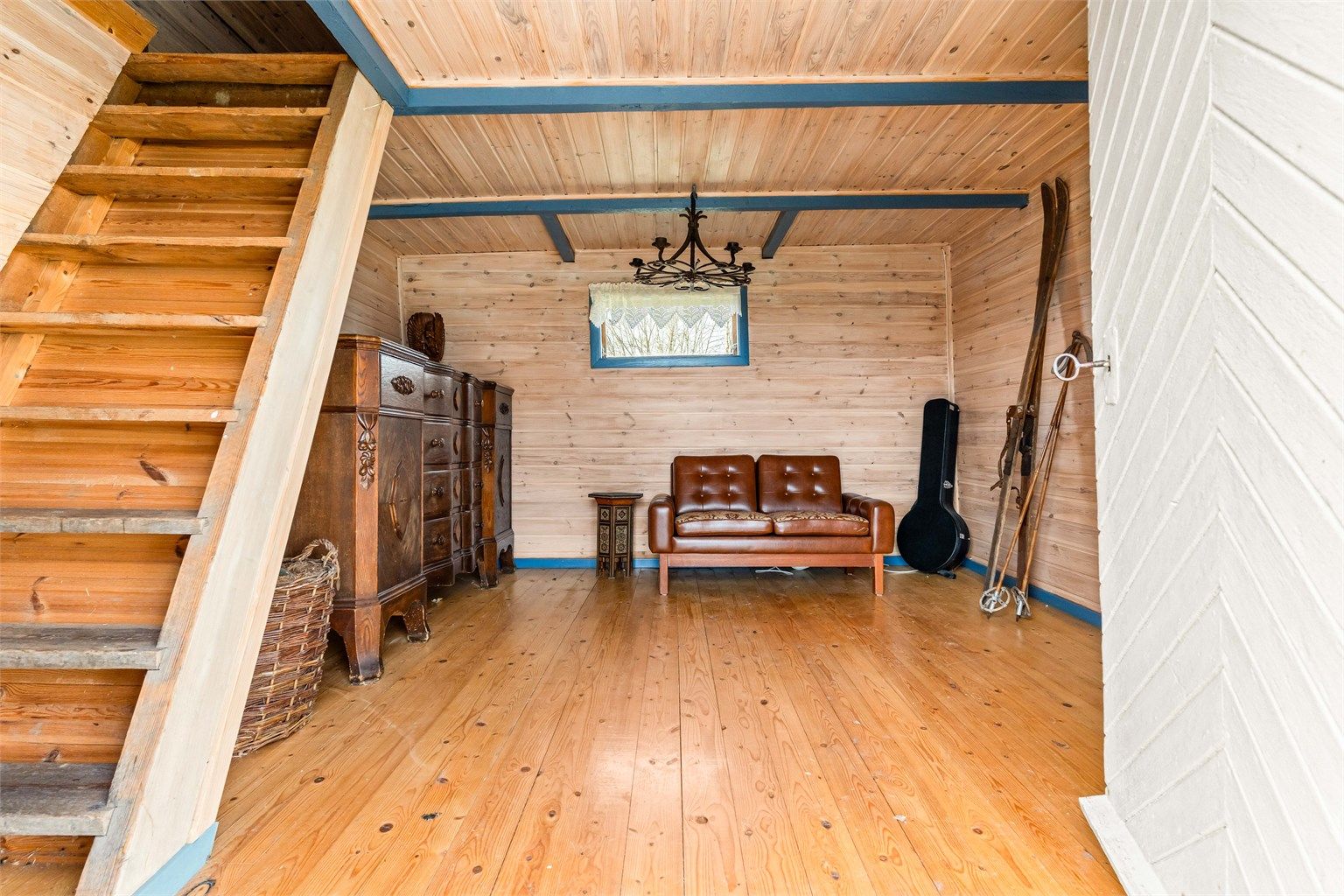 Sjarmerende stabbur i hagen, praktisk ekstraareal med ulike bruksmuligheter.