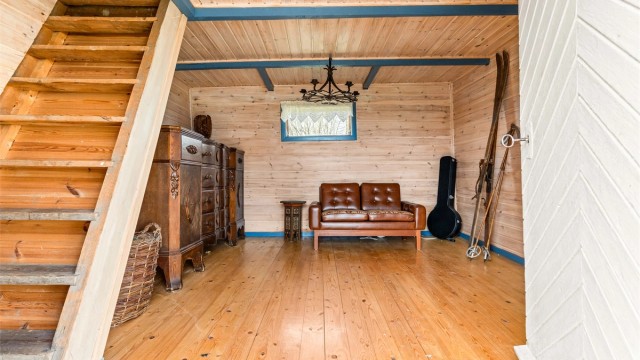 Sjarmerende stabbur i hagen, praktisk ekstraareal med ulike bruksmuligheter.