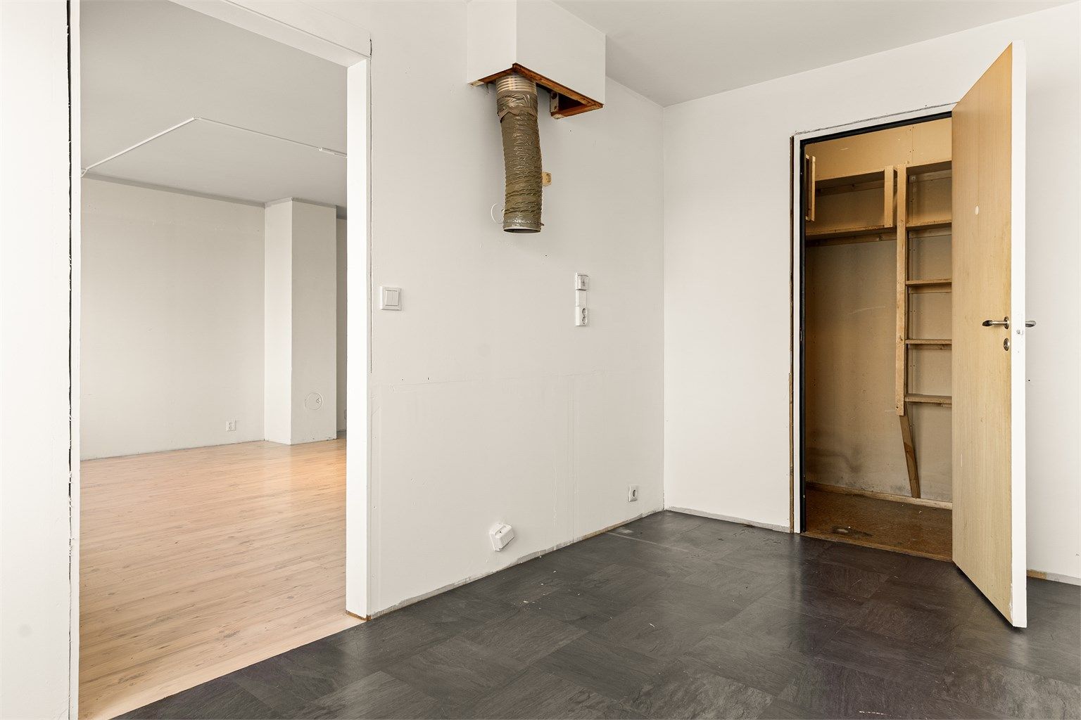 - Kjøkkeninnredning er allerede tatt ut, klar for at ny eier kan starte oppussingen -