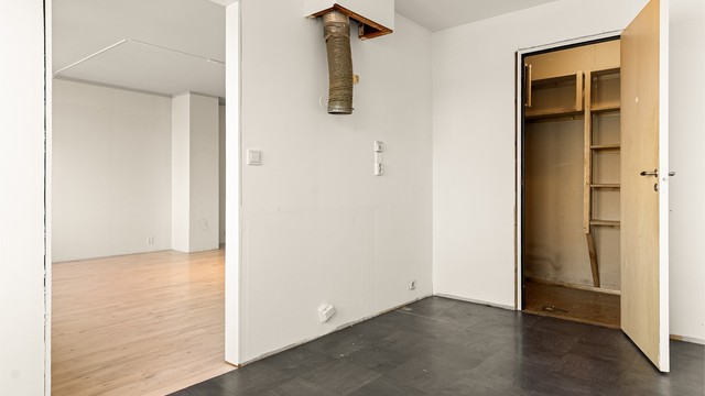 - Kjøkkeninnredning er allerede tatt ut, klar for at ny eier kan starte oppussingen -