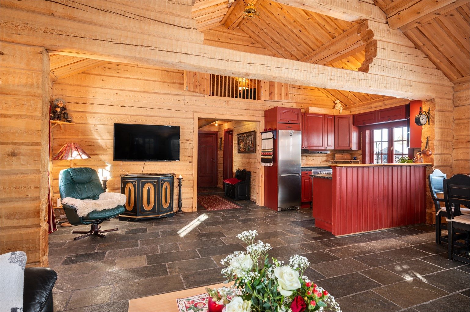 Luftig atmosfære med høy takhøyde i rommet (opptil 4,95 m), det er åpent mellom 1. etasje og loft (hems)