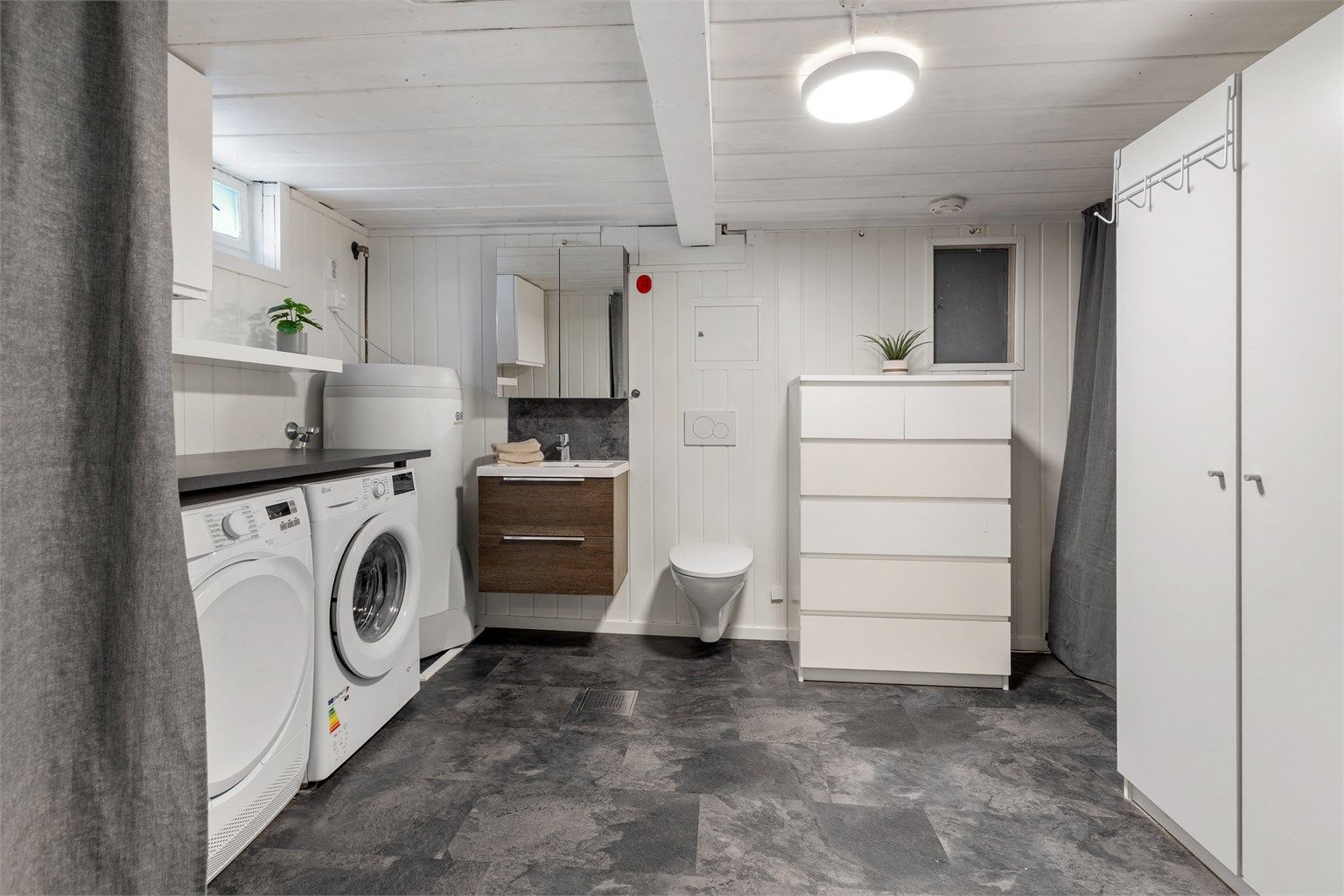 Vaskerommet ble delvis oppusset i 2017 med ny varmtvannsbereder, servant, vegghengt toalett og installering av sluk. Gulvflate belagt med linoleum. Vegghengt servantinnredning. Speilskap. Vegghengt toalett. Opplegg for vaskemaskin.