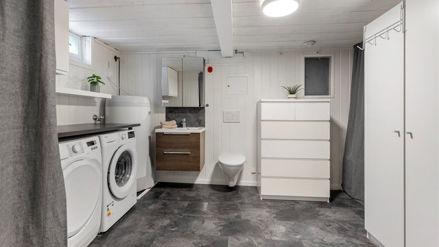 Vaskerommet ble delvis oppusset i 2017 med ny varmtvannsbereder, servant, vegghengt toalett og installering av sluk. Gulvflate belagt med linoleum. Vegghengt servantinnredning. Speilskap. Vegghengt toalett. Opplegg for vaskemaskin.