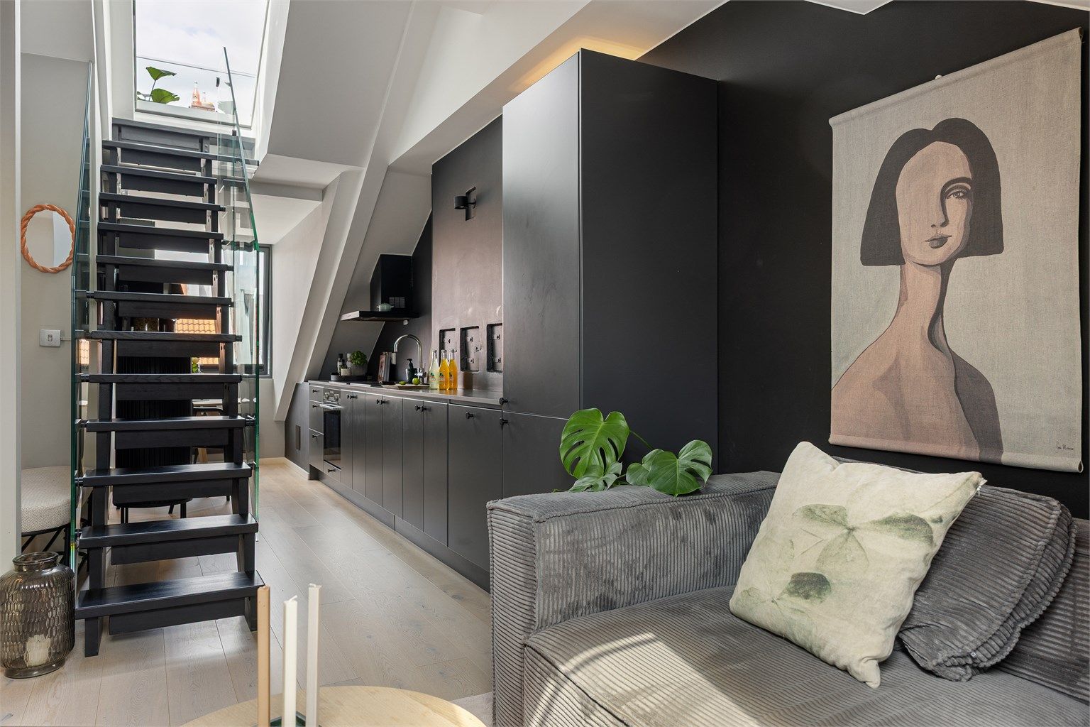 En moderne loftsleilighet fra 2022 med privat, solrik takterrasse og en fantastisk utsikt over byens tak. Foto: Henrik Eriksen v/Fotostallen