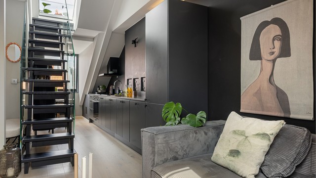 En moderne loftsleilighet fra 2022 med privat, solrik takterrasse og en fantastisk utsikt over byens tak. Foto: Henrik Eriksen v/Fotostallen