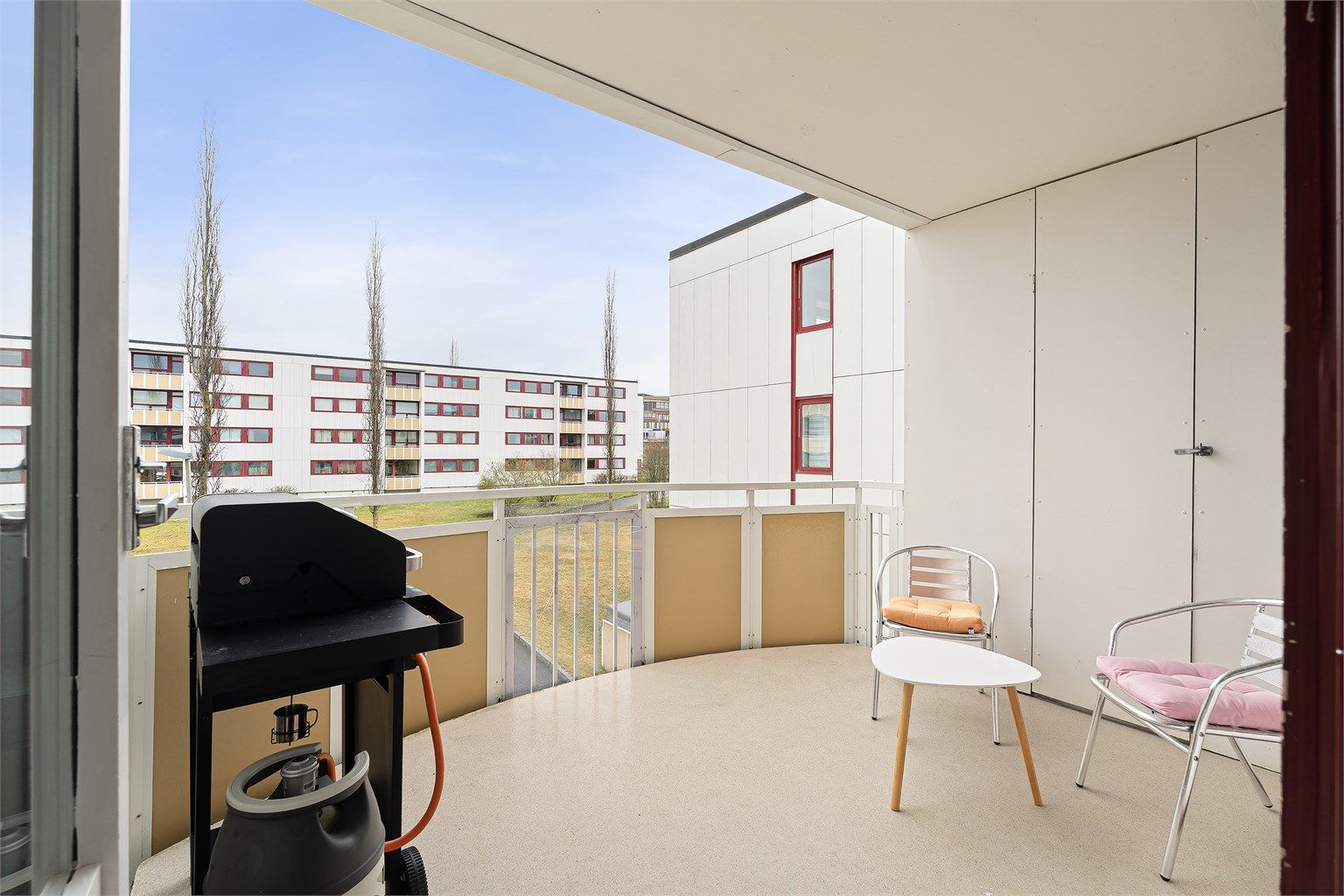 Ikke langt unna boligen ligger Heimdal Sentrum, hvor du finner det meste av servicetilbud og til dagligvarehandelen. Coop Extra Kolstad ligger ca. 10 minutters gange unna og Rema 1000 Saupstad ligger ca. 12 minutters gange unna. 