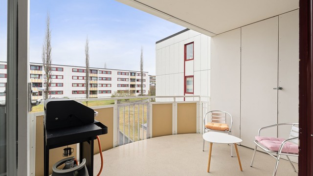 Ikke langt unna boligen ligger Heimdal Sentrum, hvor du finner det meste av servicetilbud og til dagligvarehandelen. Coop Extra Kolstad ligger ca. 10 minutters gange unna og Rema 1000 Saupstad ligger ca. 12 minutters gange unna.