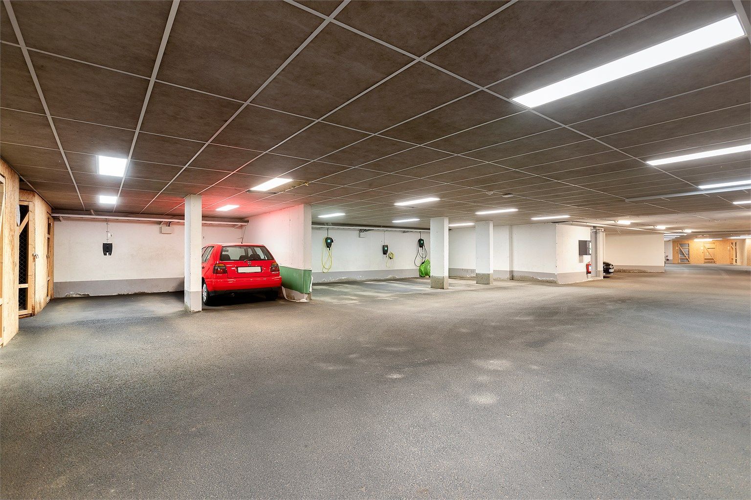 Det medfølger én parkeringsplass i garasjen og én ute. 