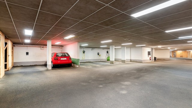 Det medfølger én parkeringsplass i garasjen og én ute.