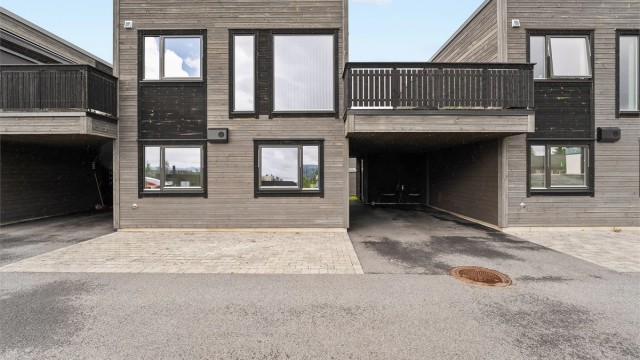 Velkommen til Solbakken 50. En stilig familiebolig med 3 gode soverom. Det er enkel adkomst til boligen via carport, og det er romslig utebod i tilknytning til inngangspartiet.