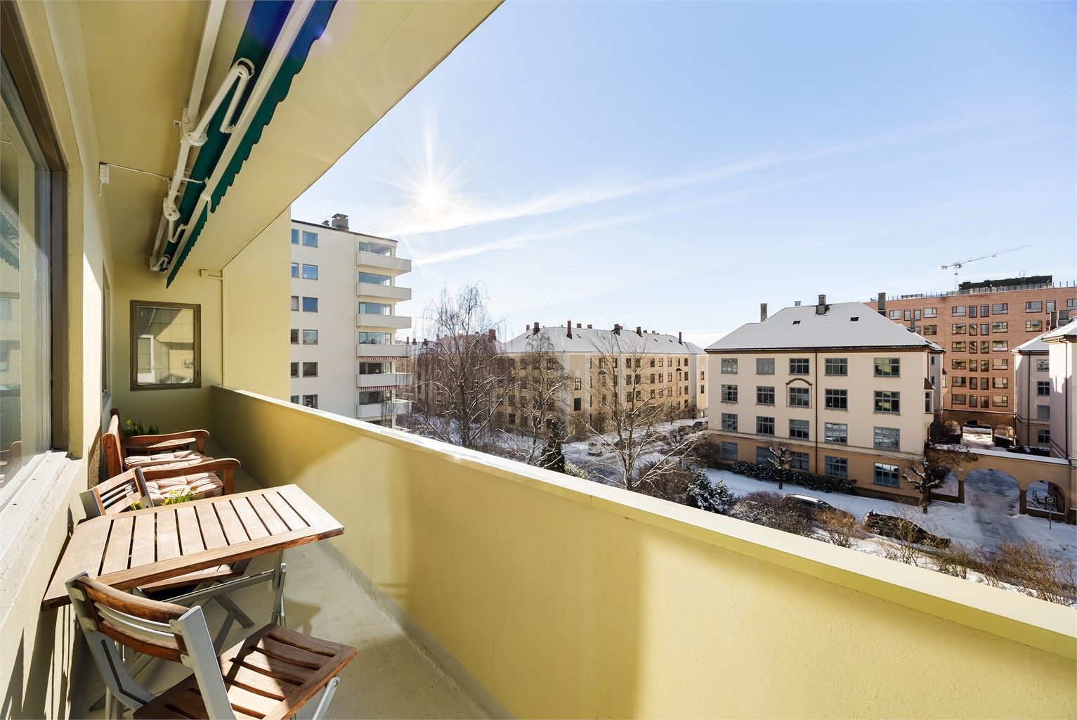 Her får du en stor, lys og gjennomgående 4-roms leilighet i byggets 4. etasje med heis. Foto: Marit Andersen