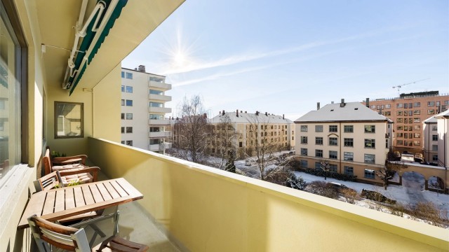 Her får du en stor, lys og gjennomgående 4-roms leilighet i byggets 4. etasje med heis. Foto: Marit Andersen