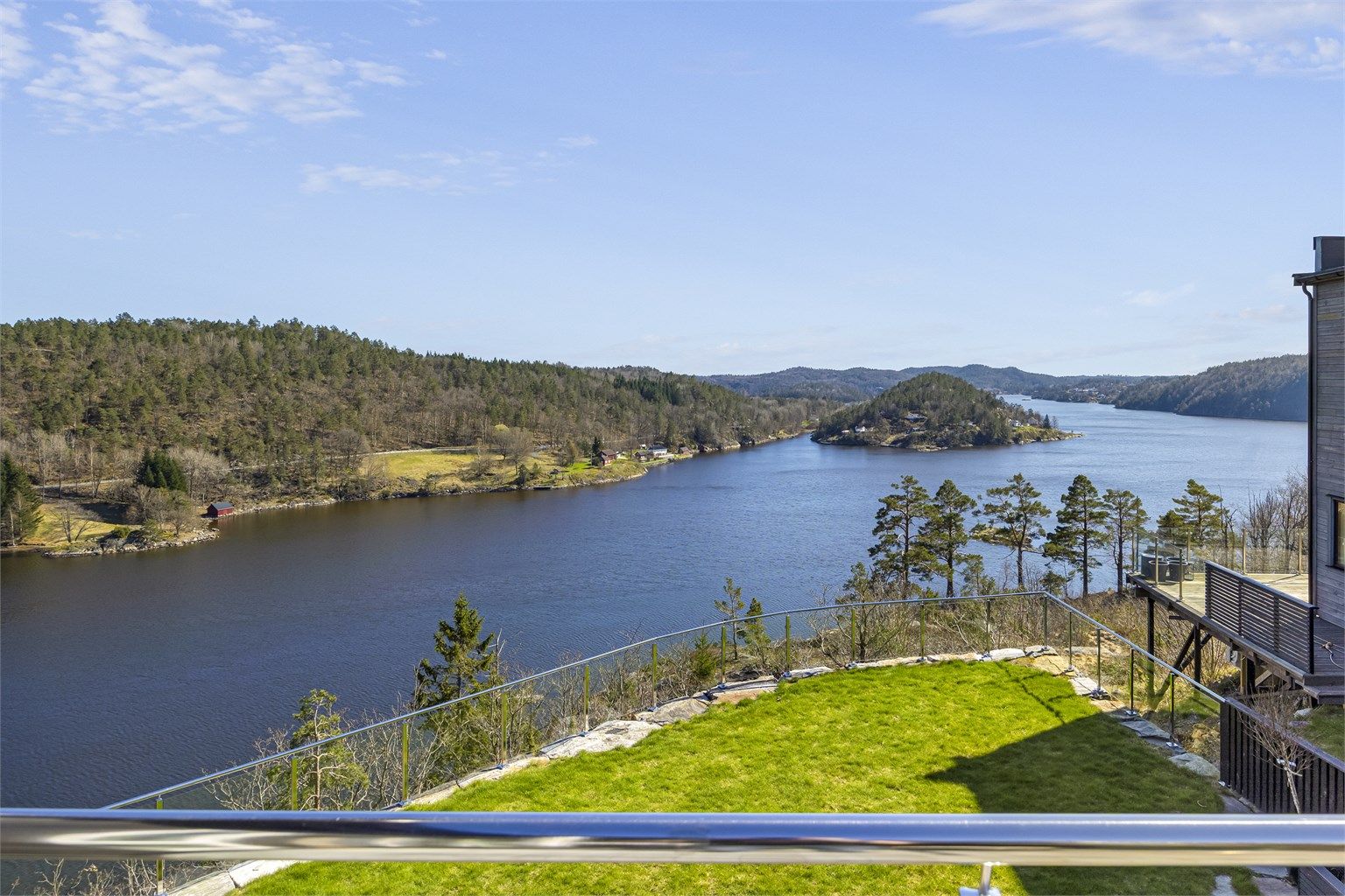 Fra balkongen i loftsetasjen har man fritt skue over fjorden og gode solforhold.