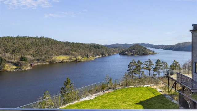 Fra balkongen i loftsetasjen har man fritt skue over fjorden og gode solforhold.