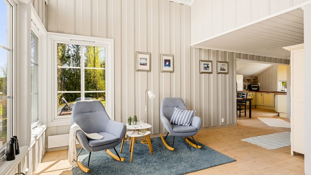 Hytta er delikat og tidsriktig innredet med lyse og sommerlige fargevalg.