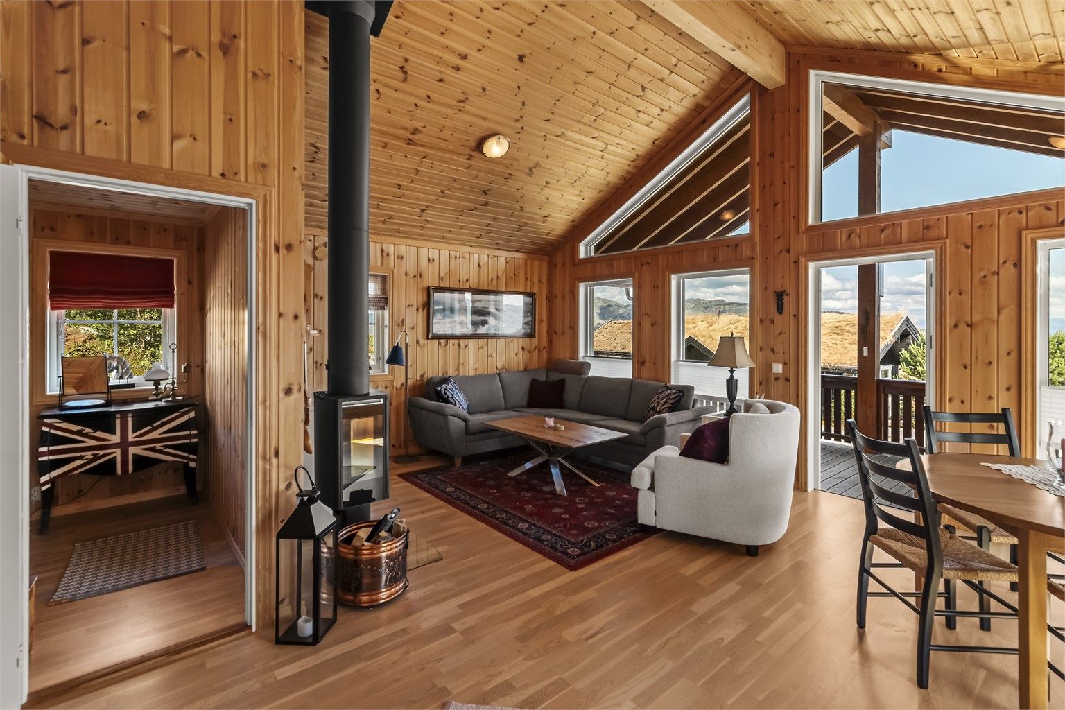 Stuen har en sentralt plassert vedovn som gir god varme og hygge.
