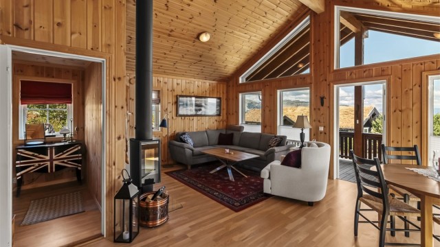 Stuen har en sentralt plassert vedovn som gir god varme og hygge.