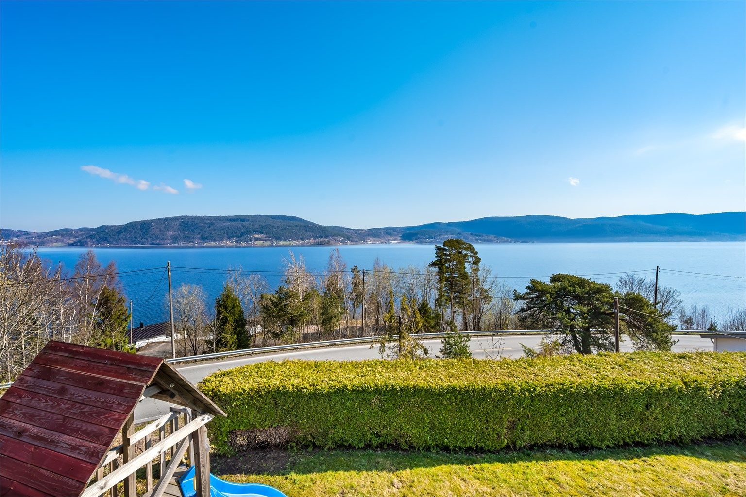 Fraboligen er det kort gangavstand til fjordkanten, bademuligheter og seilbåthavn i Jordfallbukta. 