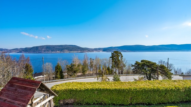 Fraboligen er det kort gangavstand til fjordkanten, bademuligheter og seilbåthavn i Jordfallbukta.