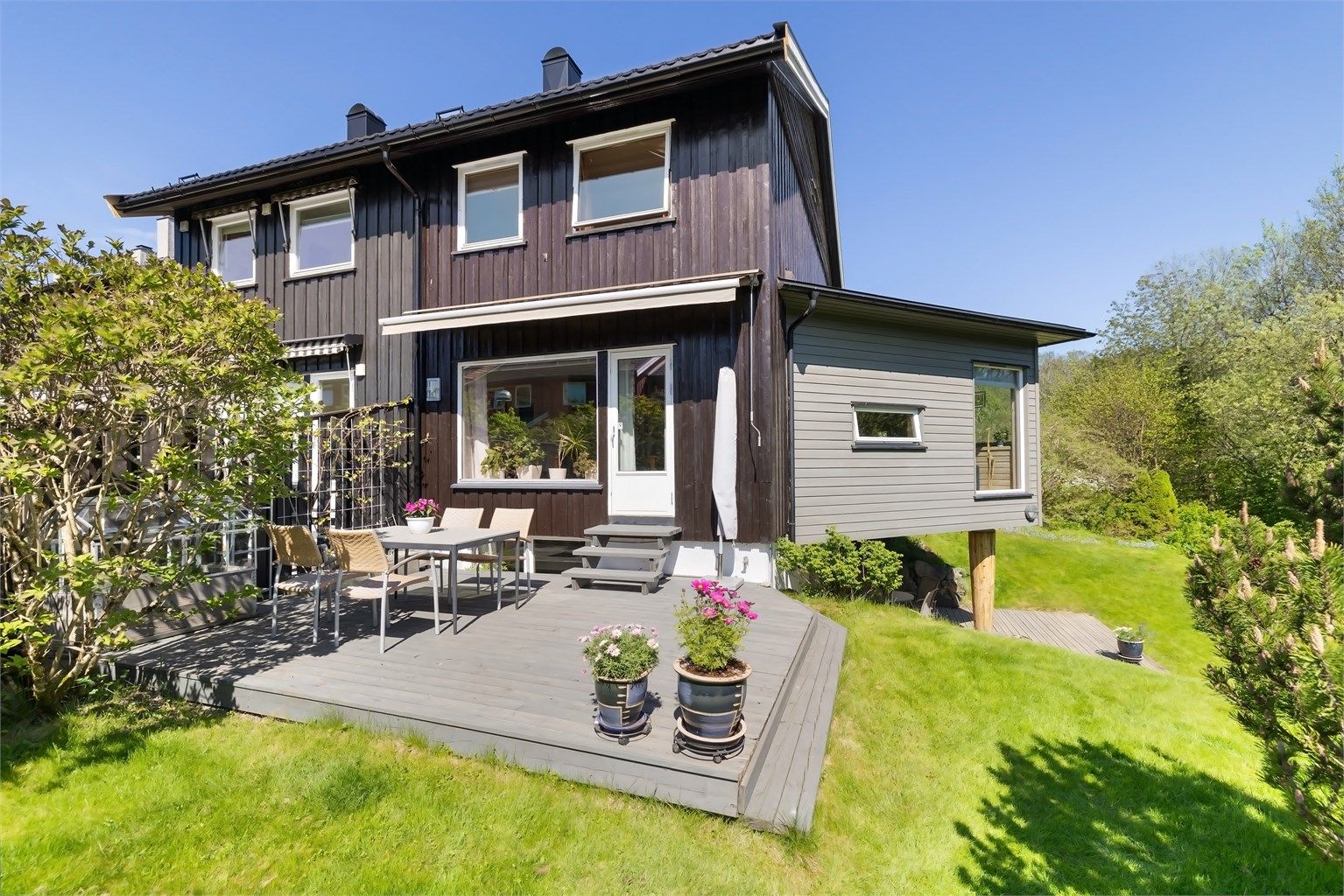 Et særdeles godt beliggende enderekkehus med tilbygg og stor, frodig hage.