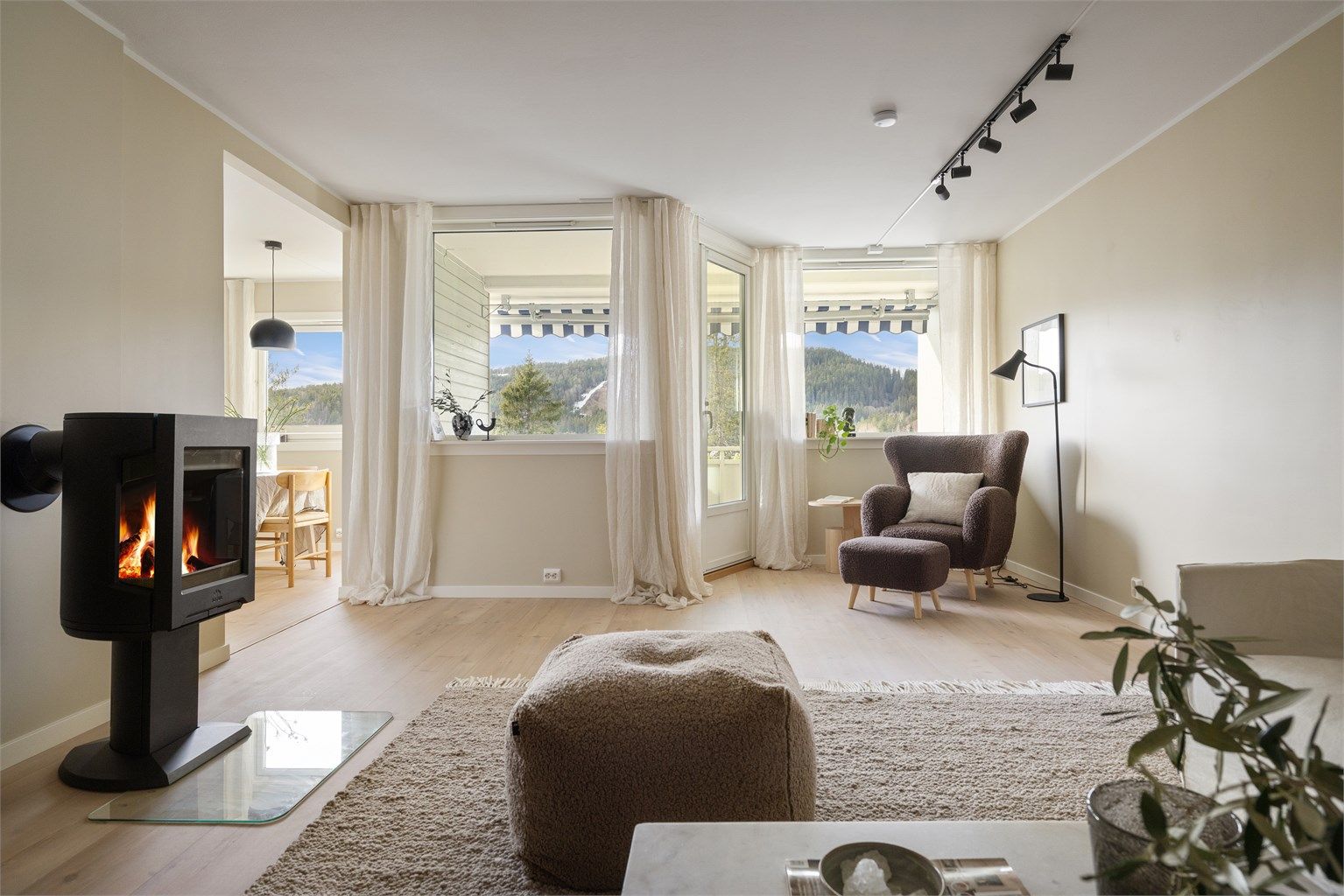 Fantastisk leilighet beliggenhet på et høydedrag med fjordutsikt og solrik balkong! 